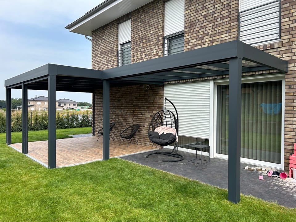 Terrassendach Green-Cube mit VSG-Klarglas am Klinkerhaus