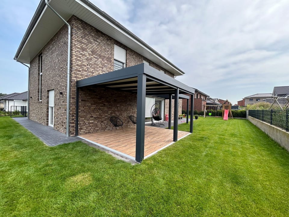 Terrassendach Green-Cube mit Unterglasmarkise am Klinkerhaus