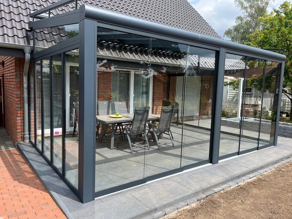 Kaltwintergarten Green-500 mit Glasschiebewänden und Keilfenster