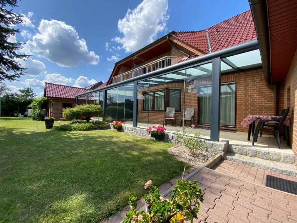 Green-500 mit Glasschiebewänden und Keilfenster am Klinkerhaus