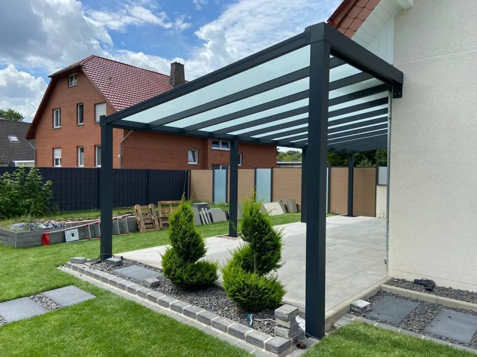 Terrassendach Green-400 mit Milchglas über einer Fliesenterrasse