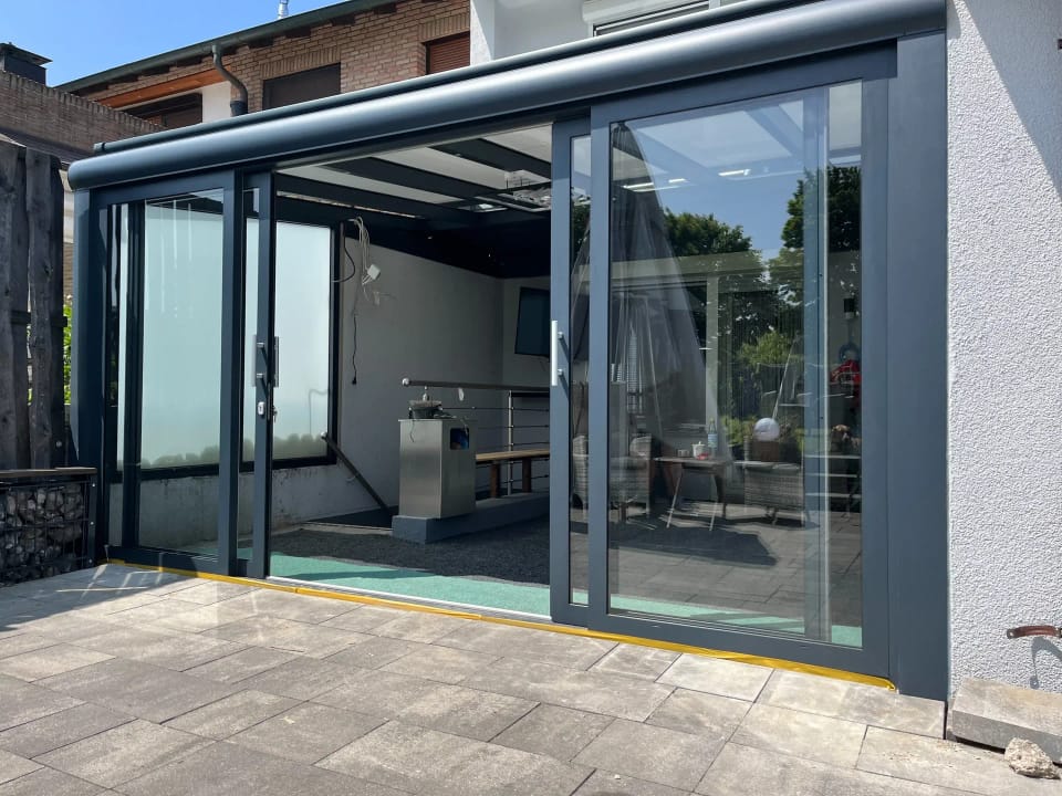 Terrassendach Green-500 mit Glasschiebewänden rundum