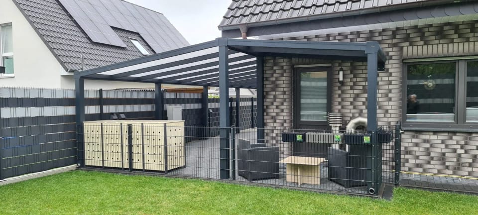 Terrassendach Green-400 mit opalem Dach am Klinkerhaus