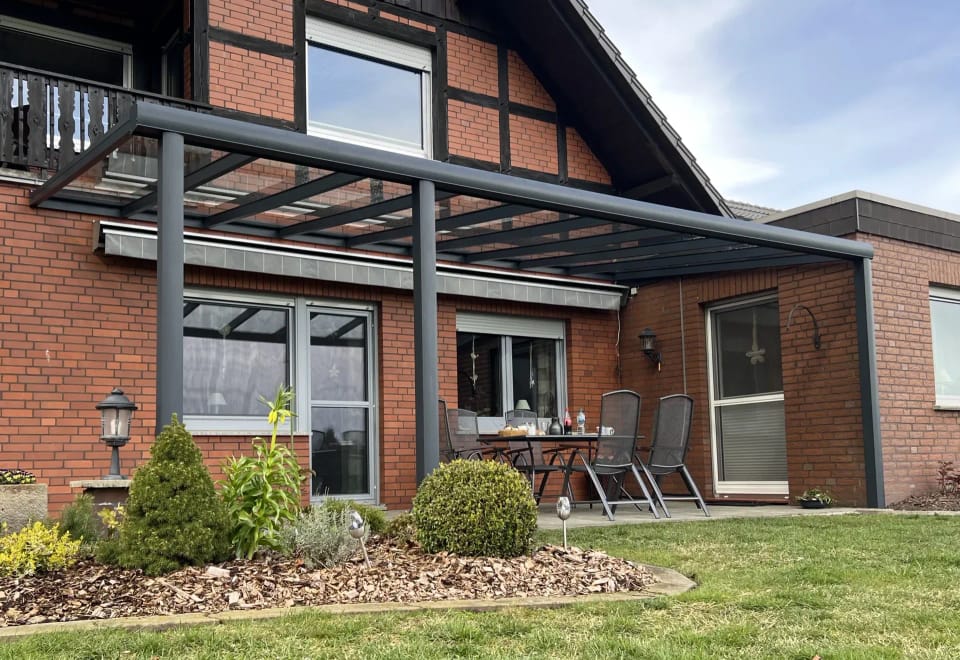 Terrassendach Green-500 mit VSG-Klarglas am Fachwerkhaus