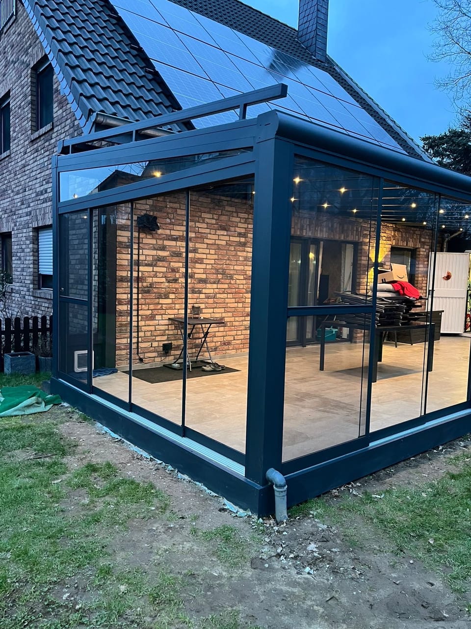 Green-500 mit Glasschiebewänden, Keilfenster und LED-Sparrenbeleuchtung