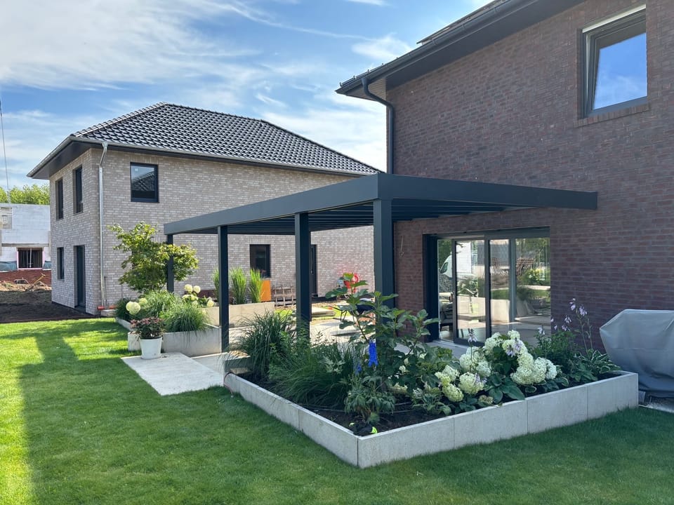 Terrassendach in kubischer Ausführung am Klinkerhaus