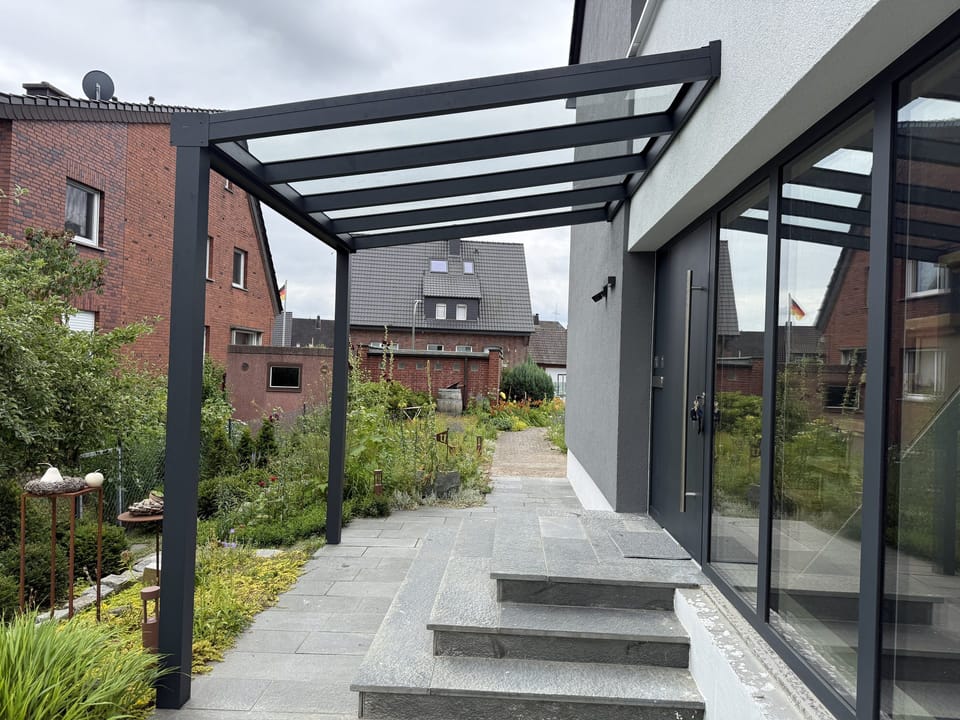 Terrassendach Green-400 mit VSG-Glasdach über dem Hauseingang, Ahlen